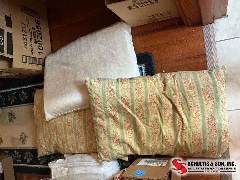Queen size green and floral bed comforter- 2 feather pillows- and a foam pillow ￼