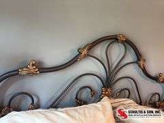 Queen size complete bed   Includes bedding