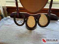 photograph holder made out of horseshoes ￼