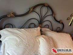 Queen size complete bed   Includes bedding