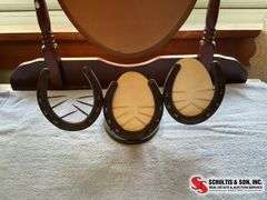 photograph holder made out of horseshoes ￼