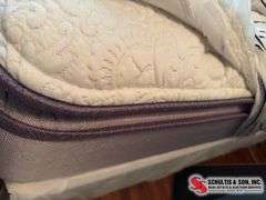 Queen size complete bed   Includes bedding