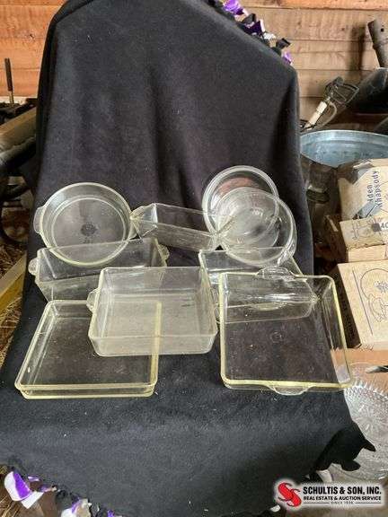 clear glass Pyrex containers and 2 lids plus glasses