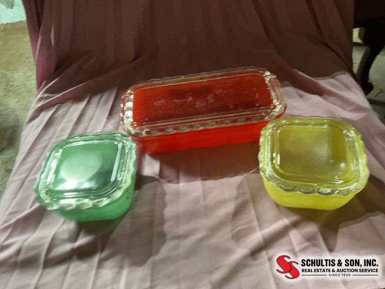 Jeannette glass refrigerator dishes with ruffled lids