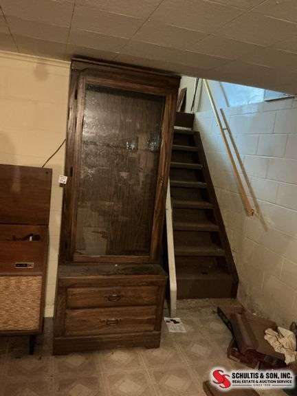 Gun case nice wood hold six guns two drawer a