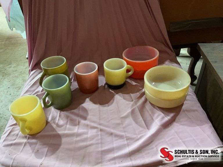 Anchor Hocking Fire King ware cofee cups. Colored bowls