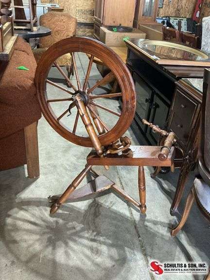 Beautiful antique spinning wheel the bottom needs a little assembly ￼