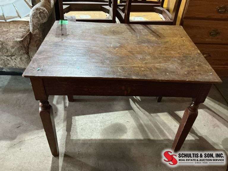 Wooden table.    23x 31￼x23