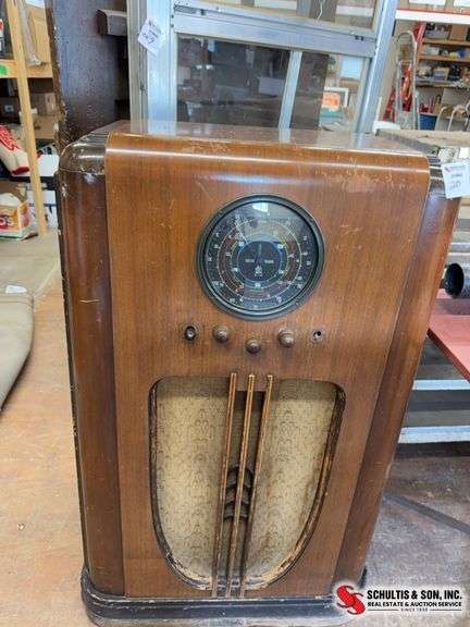 1930’s  DELCO radio with cabinet