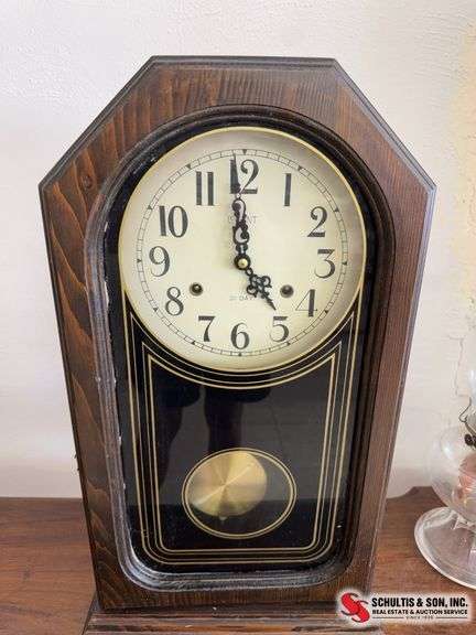 LeGant Shelf clock with key runs great