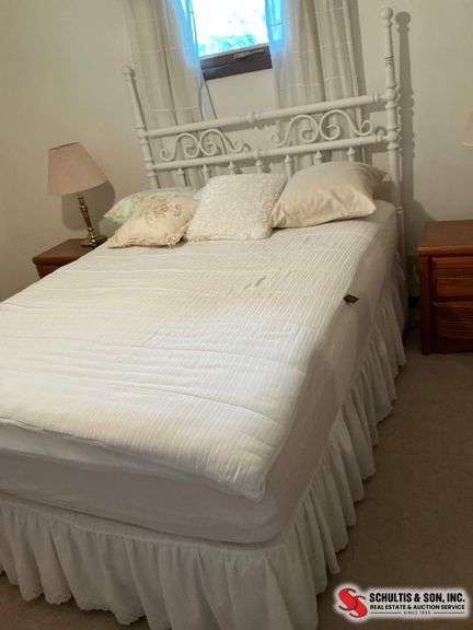 White wooden headboard 70”x60” Bed