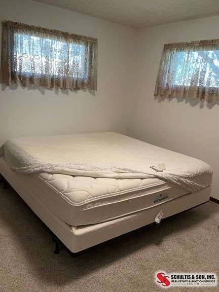 Sleep Number p5 KING SIZE  Bed with  Remote that adjusts both sides of bed