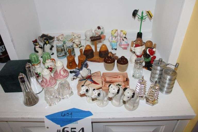 Assorted collectable salt and pepper shakers
