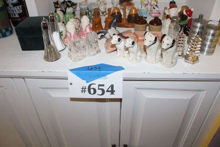 Assorted collectable salt and pepper shakers