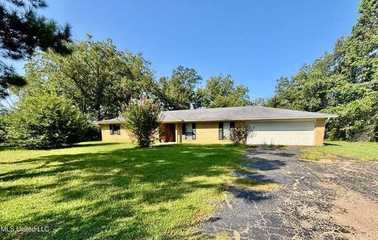 Single Family Residence: Silver Creek, MS