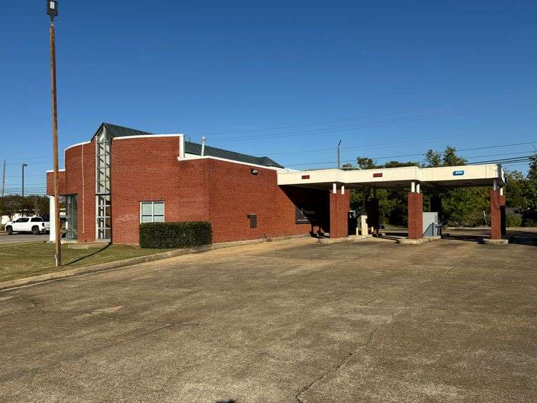 Former Bank Branch: Tupelo, MS
