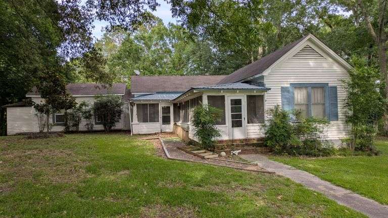 Single Family Residential: Edwards, MS
