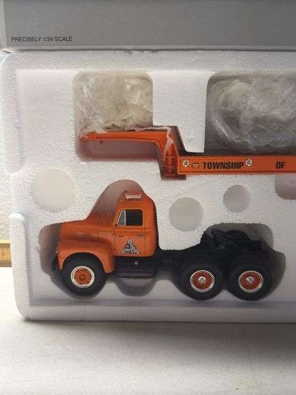 First Gear 1/34 – 1959 International RF200 Tractor Trailer – La Crosse – Occasion