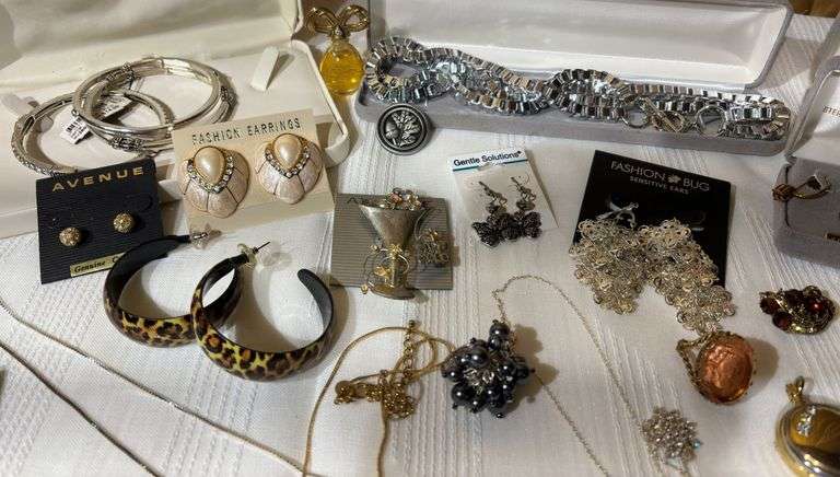 Assortment of Beautiful Jewelry - Sherwood Auctions