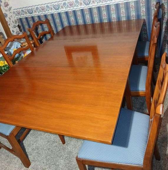 Beautiful Duncan Phyfe-Style Mahogany Dining Table with Six Chairs 29×73×46