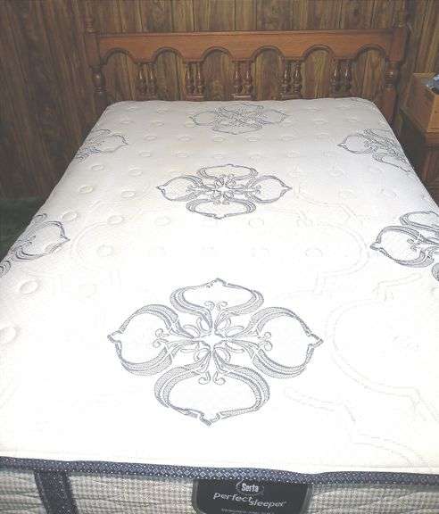 Wooden Spindle Headboard, Full Size Serta Perfect Sleeper Mattress & Box Spring + Bed Frame