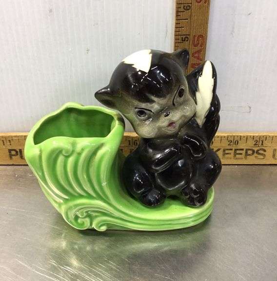 Shawnee Skunk Planter