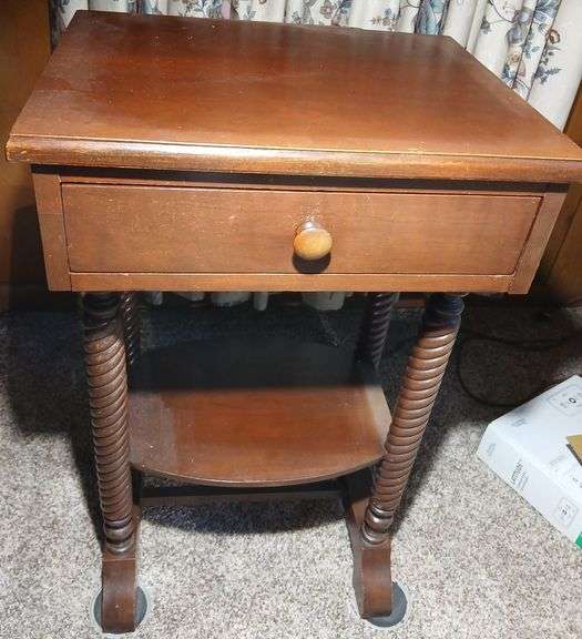 WILLETT Vintage Mid Century Modern Table29×18×14