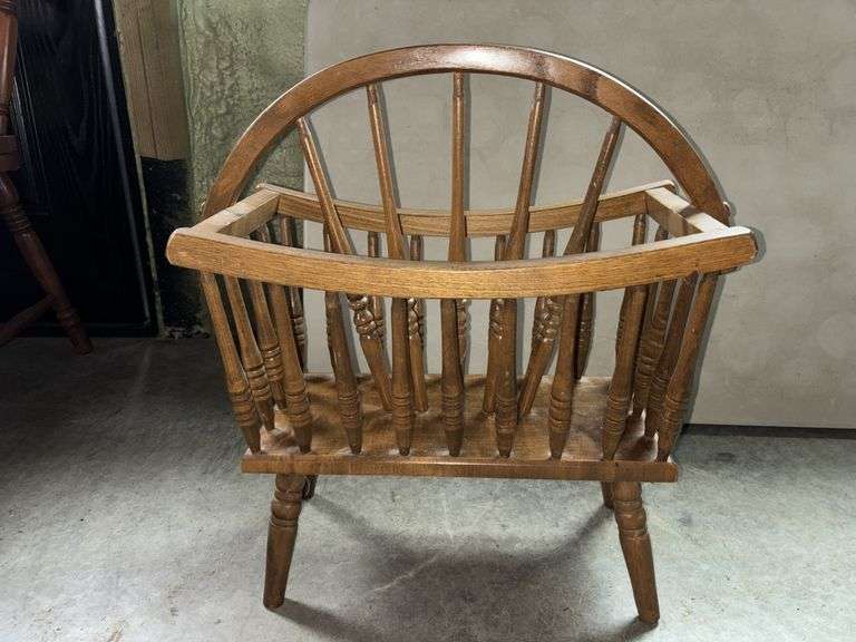 Cottage Style Solid Oak Wagon Wheel Spindle Magazine Holder