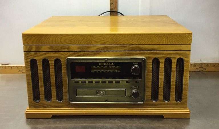 Detrola CD/Radio/Record Player (has power)