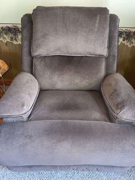 Brown Recliner w/ USB Plugs- massage option doesn’t work (39”x35”x39”)
