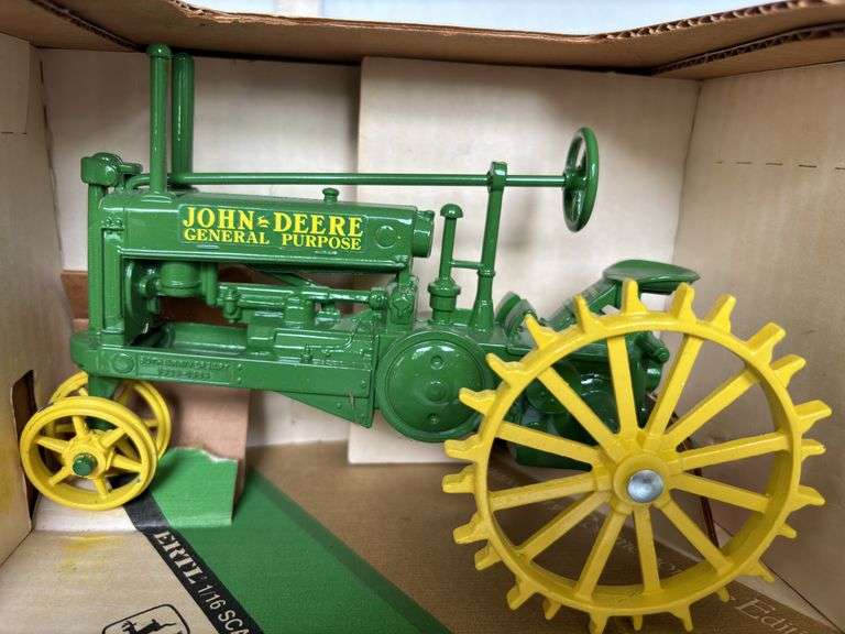ERTL 1934 John Deere Model A Tractor Scale 1/16