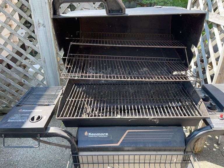 Kenmore Gas Grill w/ Propane Tank- fired right up (29”x15” surface)
