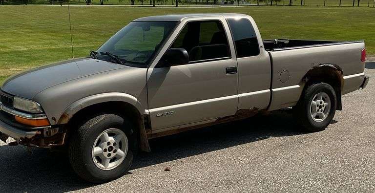 2002 Chevrolet S10 4x4 4.3 Runs & Drives 134,205 Miles Runs & Drives