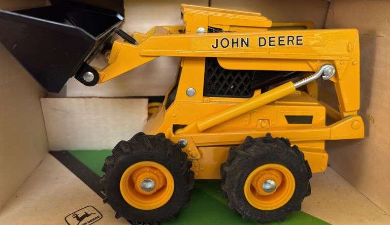 ERTL John Deere Skid Steer Loader 1/16 Scale