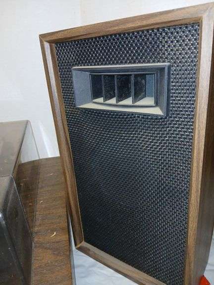 Shark Stereo w/ 8 Track, Turn Table & AM/ FM + Speakers (has power)