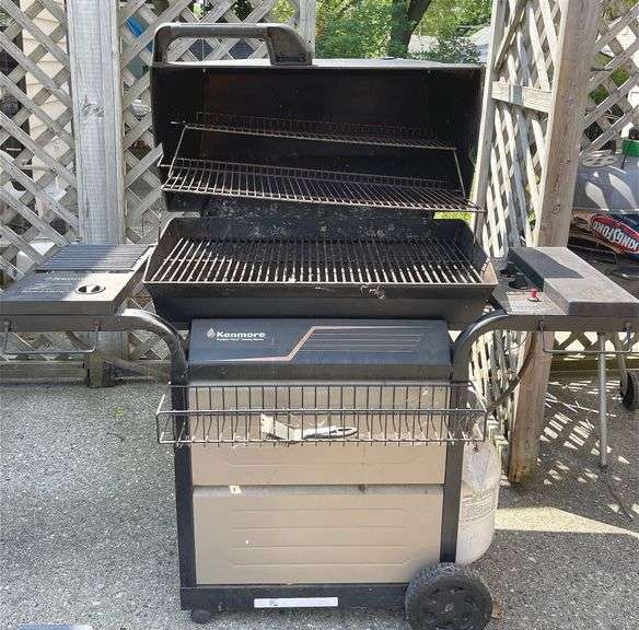 Kenmore Gas Grill w/ Propane Tank- fired right up (29”x15” surface)