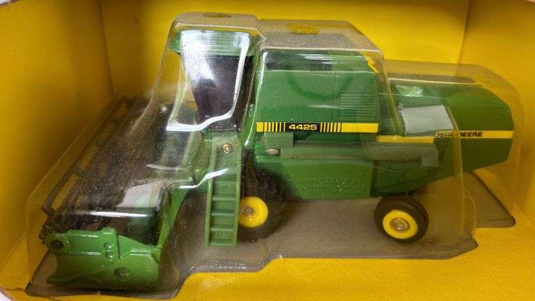 4425 John Deere Combine 1/50th Scale