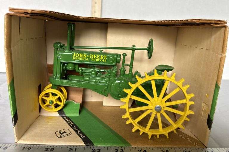ERTL 1934 John Deere Model A Tractor Scale 1/16