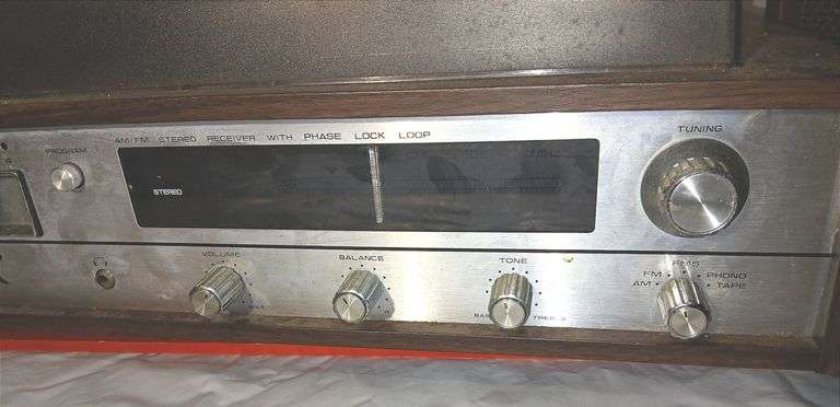 Shark Stereo w/ 8 Track, Turn Table & AM/ FM + Speakers (has power)