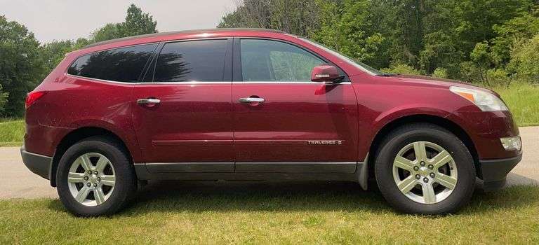 2009 Red Jewel Chevrolet FWD 1LT Traverse w/ 7 Passenger Seating