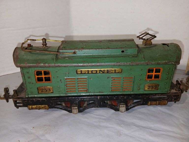 Lionel Prewar O-gauge 253 Electric Locomotive, Passenger Car and More