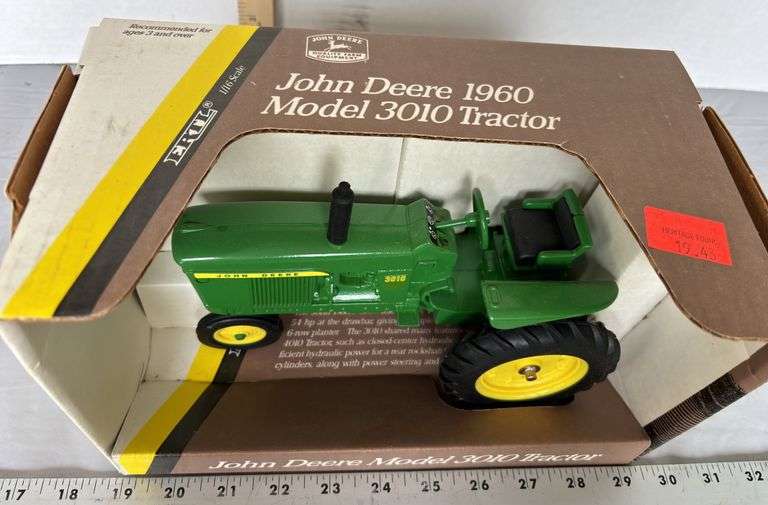 ERTL John Deere 1960 Model 3010 Tractor Scale 1/16