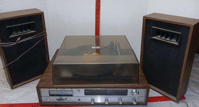 Shark Stereo w/ 8 Track, Turn Table & AM/ FM + Speakers (has power)