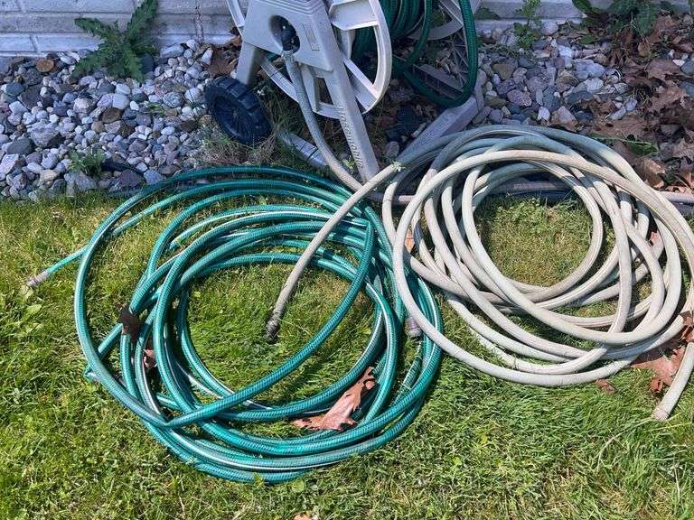 Suncast Hose Reel w/ Three Hoses