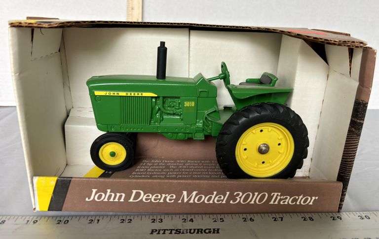 ERTL John Deere 1960 Model 3010 Tractor Scale 1/16