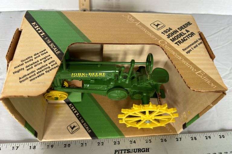 ERTL 1934 John Deere Model A Tractor Scale 1/16