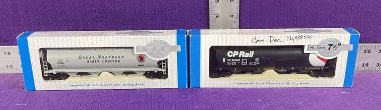 Bachmann HO Scale Great Northern 4-Bay Cylindrical Grain Hopper & Bachmann HO Scale Canadian Pacific