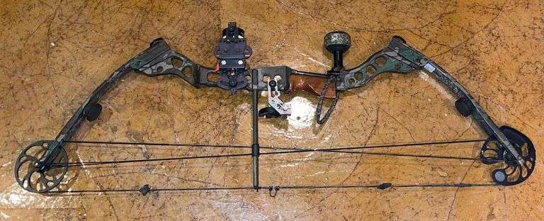 Matthews Solo Cam Right Hand Compound Bow w/ Quivers & Arrows + Case