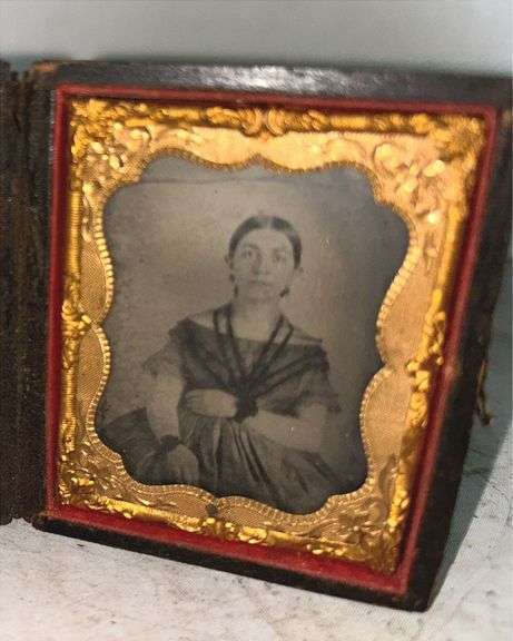 Antique Daguerreotype Photo of a Young Lady in Case