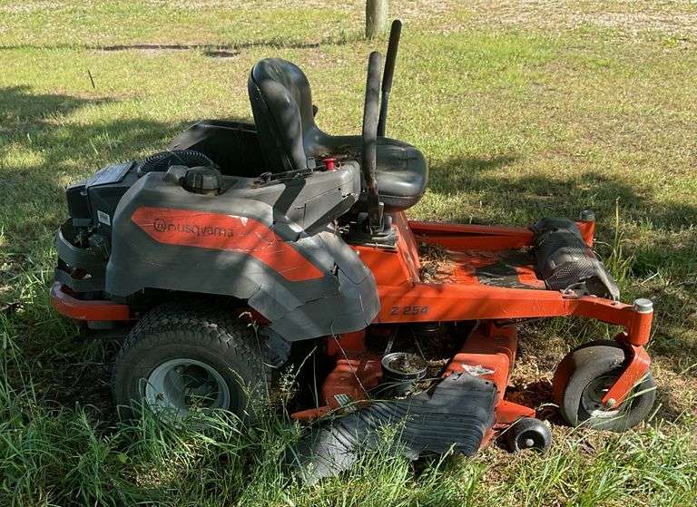 Husqvarna Z254 Zero Turn Lawnmower Runs & Mows
